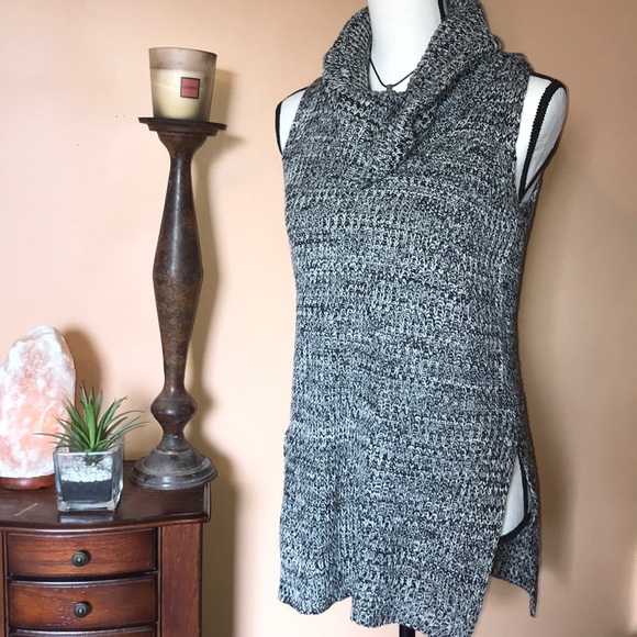 Turtle neck sleeveless sweater - Picture 2 of 7